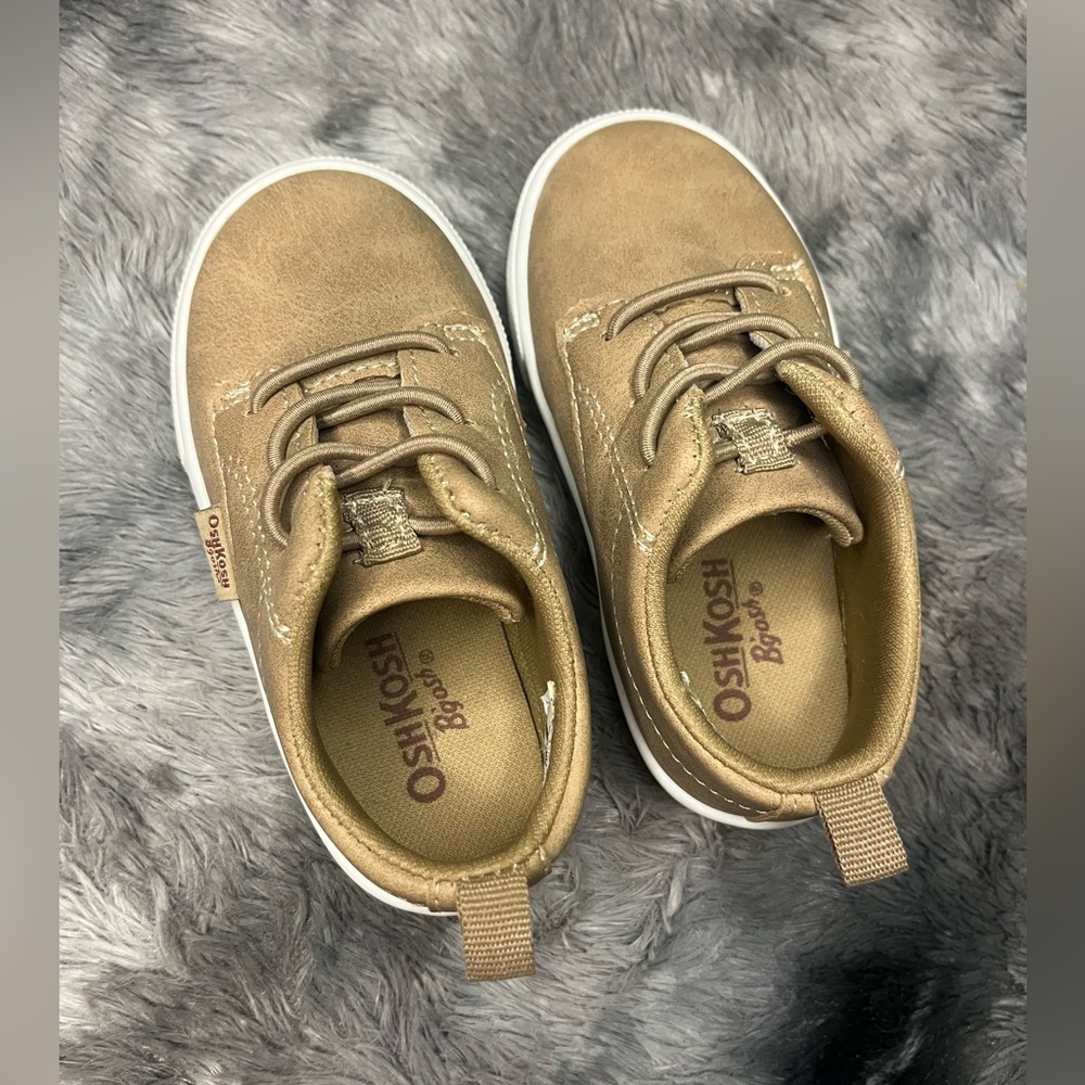 OshKosh b’gosh children’s shoe! NEVER BEEN WORN size 6M